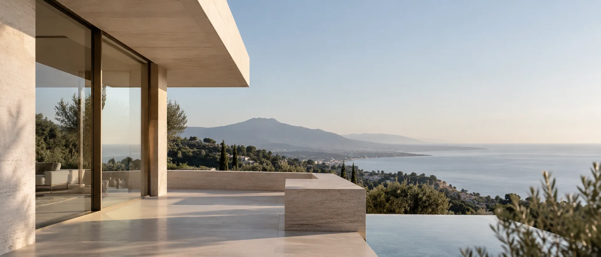 Villa contemporánea en travertino con vistas a la costa